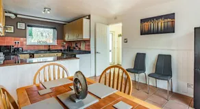 Phoenix House - 4 bedroom home centrally located in Ashford with parking - perfect for work stays or a special getaway! - Image 4