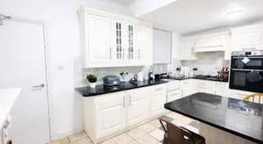 landvue stays, The Colchester town White House 4 bed 2 bath! - Image 3