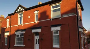 Corner House, Sleeps 8 in 4 Bedrooms, near train station, Great Value! - Image 3