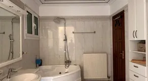 Spacious apartment with top view - Image 2