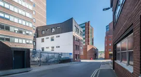 123 Queen Street - Home Crowd Luxury Apartments - Image 5