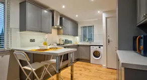 2-Bed Apartment in Stamford Town Centre-Parking & Wi-Fi - Image 2