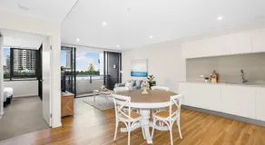 Sun Drenched Apartment in the Heart of Surfers - Image 4