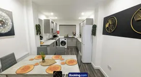Modern 4-Bed House, Free Parking & WiFi in Swinton - Image 2