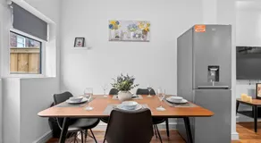 Spacious 4-Bed Luxury Home - Garden, Free Parking, Sleeps 8 - Image 3