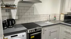 Ground floor apartment, central location with free parking - Image 4