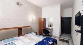 SKY INN GUEST HOUSE - Smart Budget Rooms Near DAV Collage, HMV, Maqsudan, Sabzi Mandi, Grain Market, NIT, Verka Plant, Workshop Chowk - For Corporates, Familes, Couples - Image 2