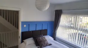 3 Bed Home sleeps 6 in Heart of Cardiff Free Parking - Image 2