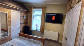 Salisbury Guest House - free parking - Image 4