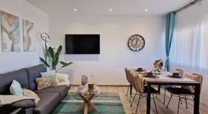 Appartement entièrement équipé avec internet haut débit, terrasse et piscine | Vue plage | Adapté au travail à distance - Image 5