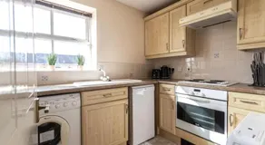 Thorley Apartment in North Swindon, Sleeps 4 in 2 bedrooms, Long Stay Disc, Parking - Image 2