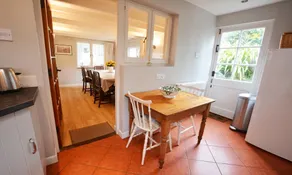 Perrymans Thatched Cottage Sleeps 6 Dog Friendly - Image 4