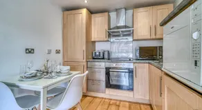 2BR Manchester Flat - Free Parking - Old Trafford - Weekly Rates - Image 3