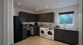Modern 3 BR Bham HS2 Netflix Free Parking WIFI - Image 5