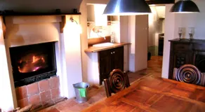 SYD BURGUNDY Country House - Image 2