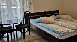 OŚRODEK WYPOCZYNKOWY NAD STAWEM - przy promenadzie, wybierany przez Gości ceniących ciszę i komfortowy wypoczynek w bezpośrednim sąsiedztwie parku zdrojowego z tężnią solankową - bez śniadań - Image 2