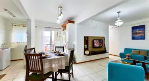 Apto em Barra Velha 340m da PRAIA com SACADA com CHURRASQUEIRA, AR CONDICIONADO WI-FI, PISCINA, PORTARIA 24h, ACADEMIA MINI MERCADO e vaga de GARAGEM - Image 2