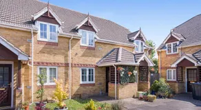 2-Bed Apartment Near Heathrow - Free Parking - Contractor & Leisure Stays - Image 3