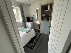 Private Room Sleeps 2 with Ensuite & Parking - Image 4