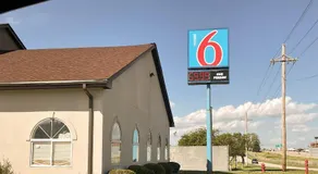 Motel 6 Omaha - IAT West - Image 3