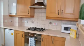 Croydon apartment with parking - Image 5