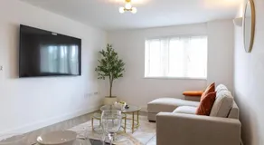 Cardiff Bay Retreat 2 Bed Apartment Free Parking - Image 3