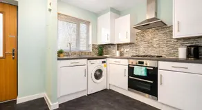 2 Bedroom House with 4 Beds, 3 Doubles & 1 Single - In Salford, 10 mins Uber from Manchester City Centre - Located in Salford close to Old Trafford, Manchester united, Trafford Park, Salford Quays & more! With Garden & Parking - By MAEVELA Manchester - Image 5