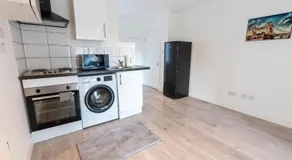 Flat 03 Studio flat near Aylesbury Station Free Parking - Image 3