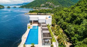 Lavish seaside escape with oceanfront views, amazing pool & pool spa - Image 4