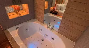 Luxury Jacuzzi Suites Halifax - Image 5