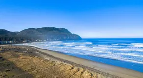 Cozy Seaside Bungalow, Brand New Hot Tub, Fast WiFi & W&D - Walk to the Beach - Image 2