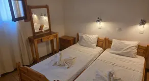 Zeus room 3 beds - Image 2