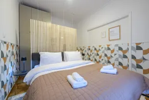 Fully Renovated Flat in Prime Athens Location - Image 2
