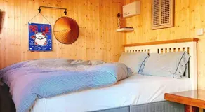 Cosy Private Cabin with parking in good location - Image 2