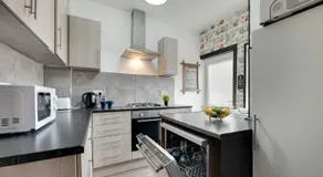 Newcastle CITY APT5,FREE STREET PARKING,4 BEDROOM HOUSE WITH 2 FULL BATHROOM AND KITCHEN,ALL ROOMS WITH TVs,7 BEDS,NETFLIX - Image 2