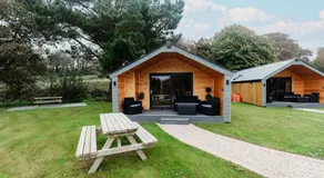 Riverside Retreats - Frankie Parking sleeps 4 - Image 3