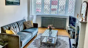 Stunning Modern Cozy 5 star 3 bedroom house-Free Parking Greater London Metro Stations hosted by Tony - Image 4