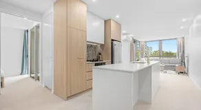 Modern 1 & 2 Bedroom Apartment with Parking, Easy Walk to Tram - Image 3
