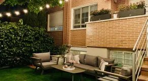 Loft de estilo industrial con jardín y garaje privados - Image 2