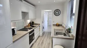 3BR, 6 min to central station, full kitchen - Image 4