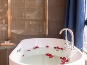 Anji Light Luxury Hotel - Image 4