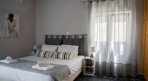Chrispa's House Beachfront Bliss & Stunning Views 50m from the beach - Image 2