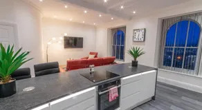 Luxury 1 bedroom top floor apartment - Image 4