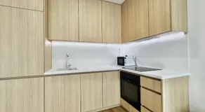 Calm Modern Studio ! 5 min to Airport ! Free Parking ! 1 min Walk to City Bus stop - Image 4
