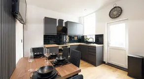 Stylish 2BR Home Sleeps 6 Cinema Room, Fast WiFi, Ideal for Short & Long Stays - Image 4