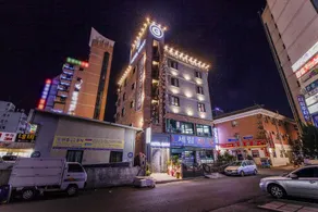 Hotel Gray - Image 5