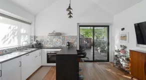 Derby Bank House- Heritage listed two bedroom old school B&B suite or a self contained cabin - Image 3