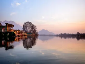 Naaz Kashmir Luxury Houseboat - Image 5