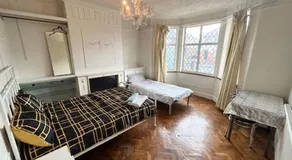 Double Bedroom Near Heathrow Airport & London - Image 4