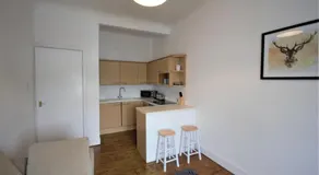 Bright and Cosy West End Apartment - Image 4
